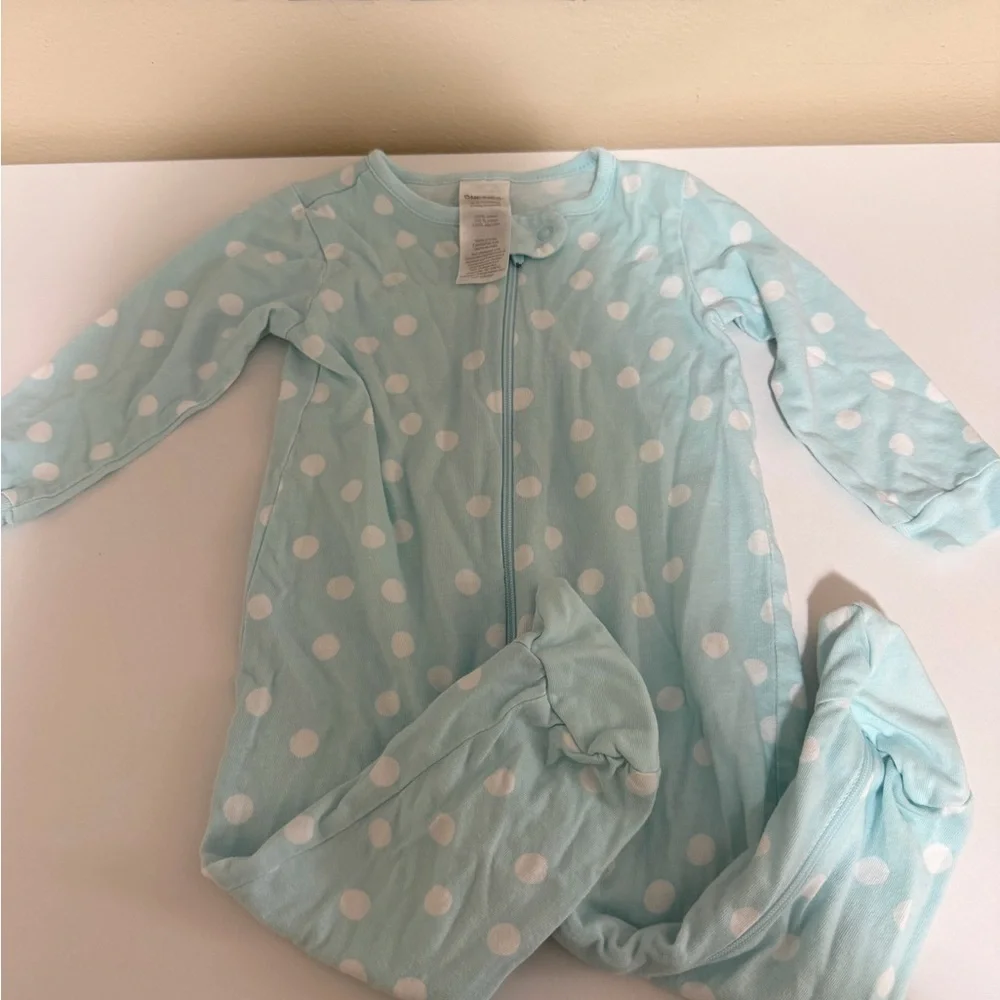 ❤️ BUNDLE 4/$20 Onesies Footies - Picture 2 of 3